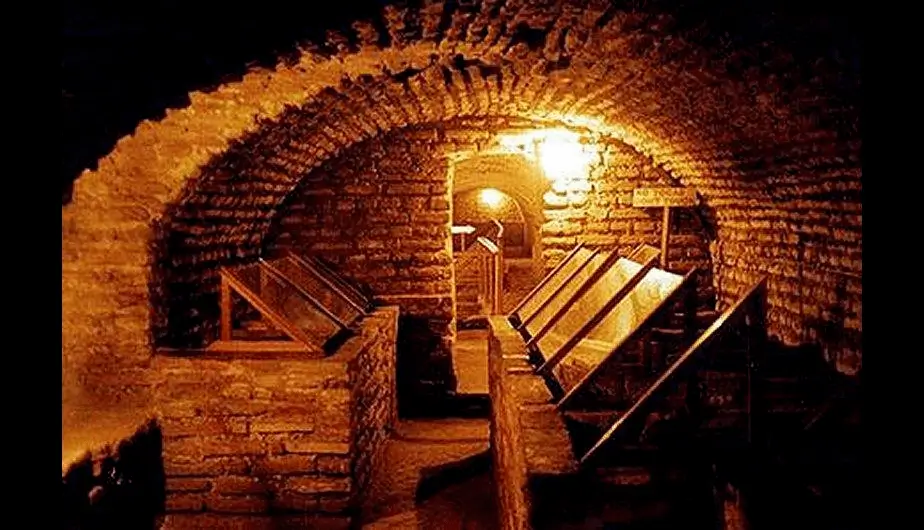 从利马机场出发参观地下墓穴