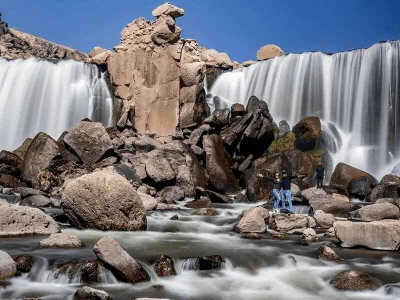 徒步暂停瀑布和岩石森林